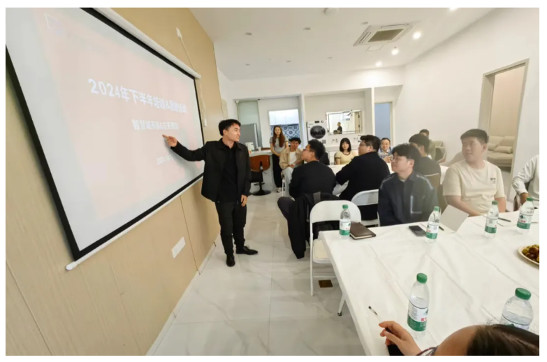 智慧碰撞，团队共融：一场别开生面的跨部门研讨与团建盛宴